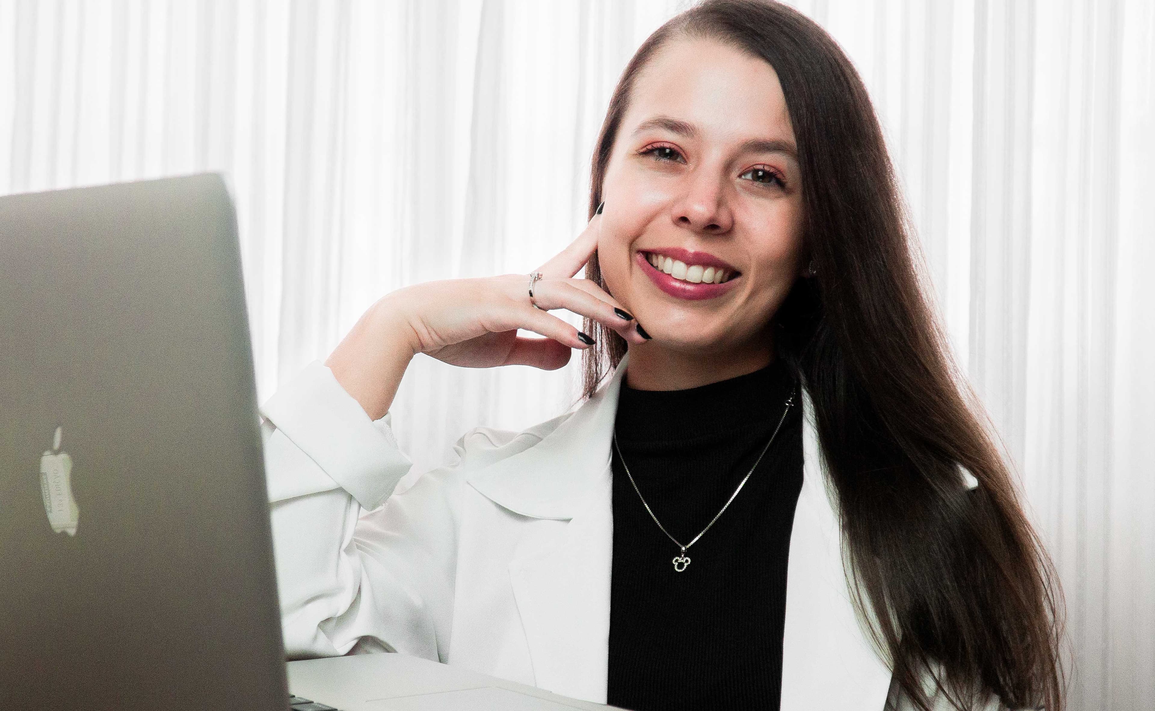 Foto da Doutora Gabriele Beraldi sorrindo